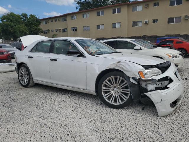 2C3CCAETXCH225687 - 2012 CHRYSLER 300C WHITE photo 4