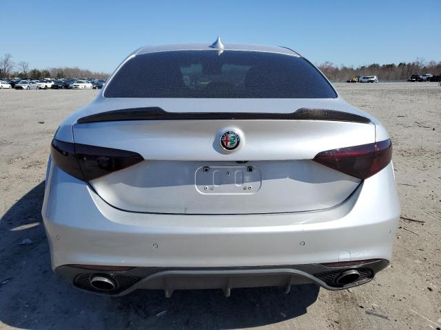 ZARFAEDNXH7528647 - 2017 ALFA ROMEO GIULIA Q4 银色 照片 6