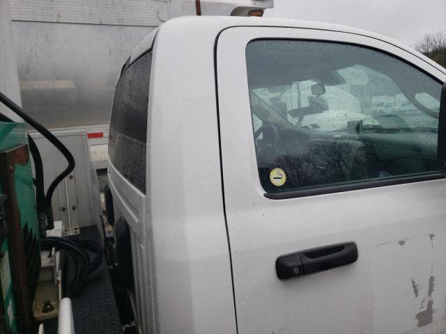 3C7WRNCL6JG391688 - 2018 RAM 5500 WHITE photo 11