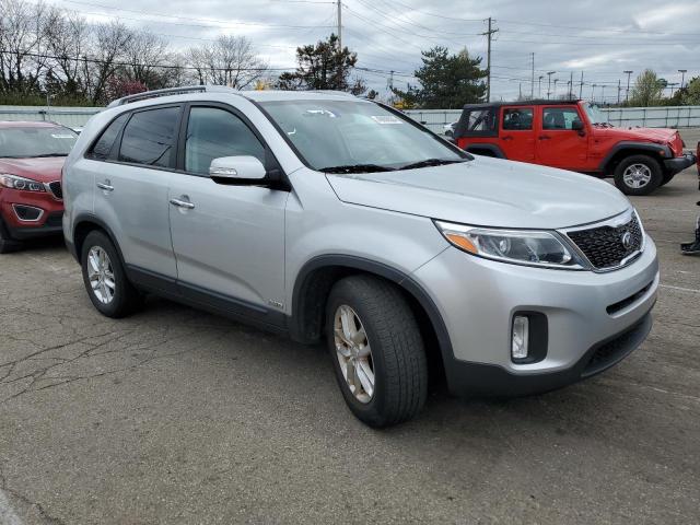 5XYKTCA6XEG532068 - 2014 KIA SORENTO LX SILVER photo 4