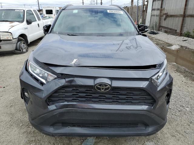 2T3W1RFV0LC084241 - 2020 TOYOTA RAV4 XLE CHARCOAL photo 5