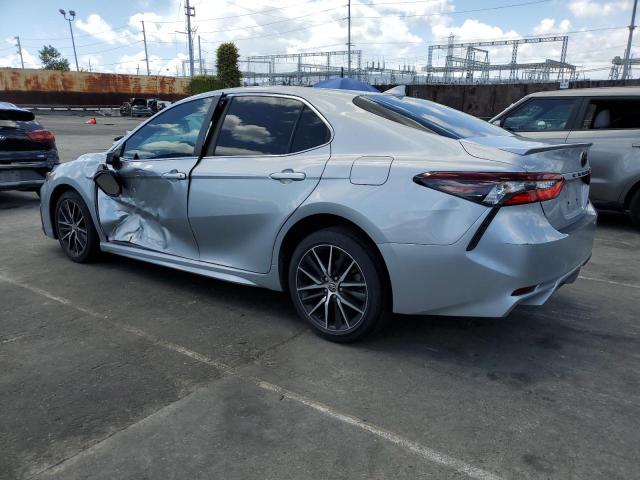 4T1G11AKXMU583589 - 2021 TOYOTA CAMRY SE SILVER photo 2