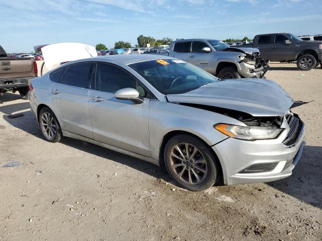 3FA6P0H73HR339862 - 2017 FORD FUSION SE SILVER photo 4