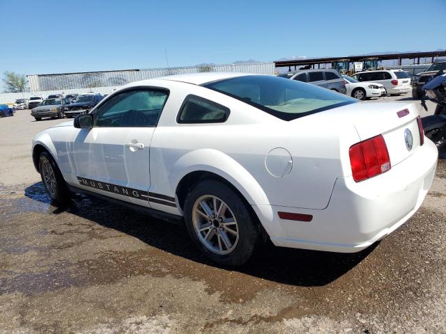 1ZVFT80N655116466 - 2005 FORD MUSTANG WHITE photo 2