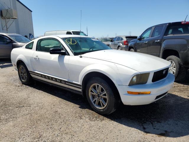 1ZVFT80N655116466 - 2005 FORD MUSTANG WHITE photo 4