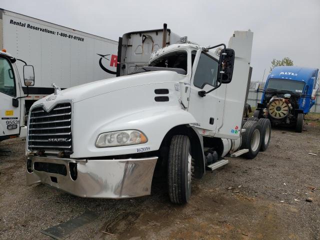 1M1AW09Y8GM057559 - 2016 MACK 600 CXU600 WHITE photo 2