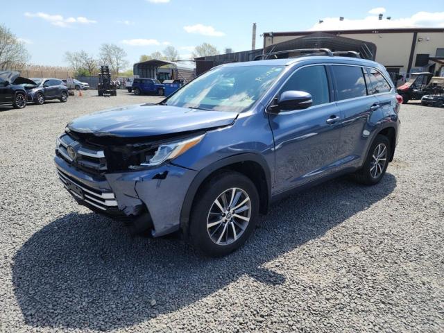 5TDJZRFH4JS813755 - 2018 TOYOTA HIGHLANDER SE BLUE photo 2