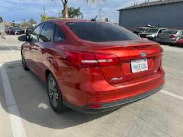 1FADP3FE6JL268977 - 2018 FORD FOCUS SE RED photo 3