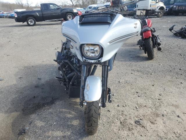 1HD1KB71XRB613185 - 2024 HARLEY-DAVIDSON FLHX 银色 照片 2