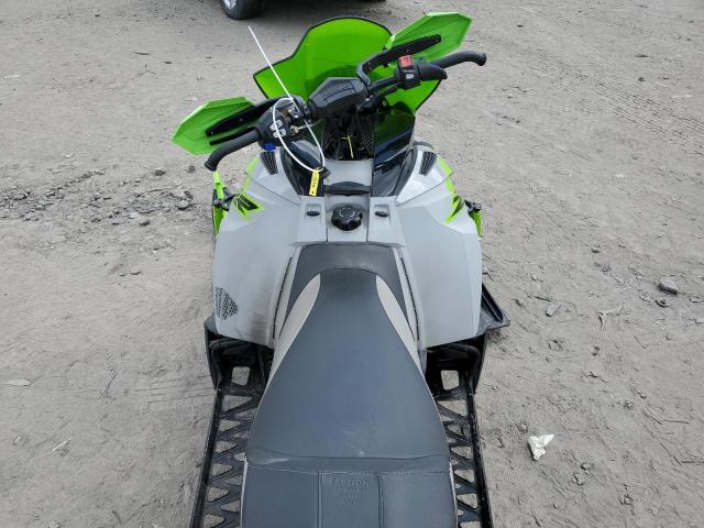 4UF18SNW9JT100368 - 2018 ARCTIC CAT SNOWMOBILE TWO TONE photo 5