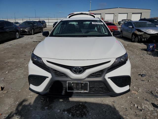 4T1G11AK0PU133017 - 2023 TOYOTA CAMRY SE NIGHT SHADE WHITE photo 5