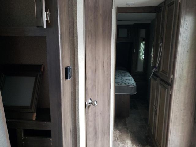 4YDT2892XJT415141 - 2018 KEYSTONE PASSPORT WHITE photo 5