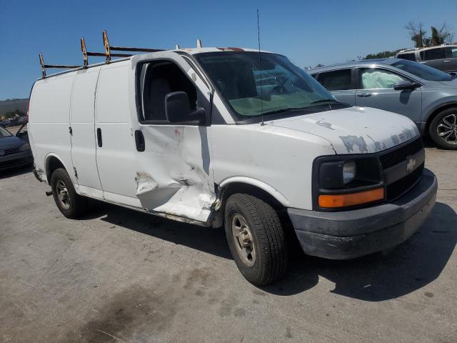 1GCFG15X451127689 - 2005 CHEVROLET EXPRESS G1 WHITE photo 4