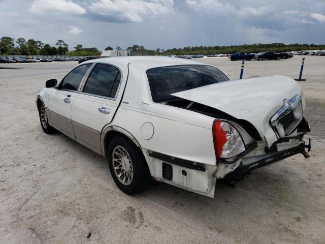 1LNHM82W32Y642056 - 2002 LINCOLN TOWN CAR SIGNATURE WHITE photo 2