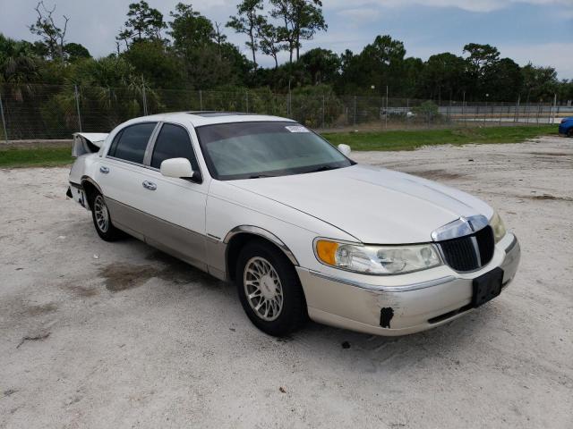 1LNHM82W32Y642056 - 2002 LINCOLN TOWN CAR SIGNATURE WHITE photo 4