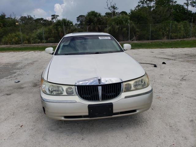 1LNHM82W32Y642056 - 2002 LINCOLN TOWN CAR SIGNATURE WHITE photo 5