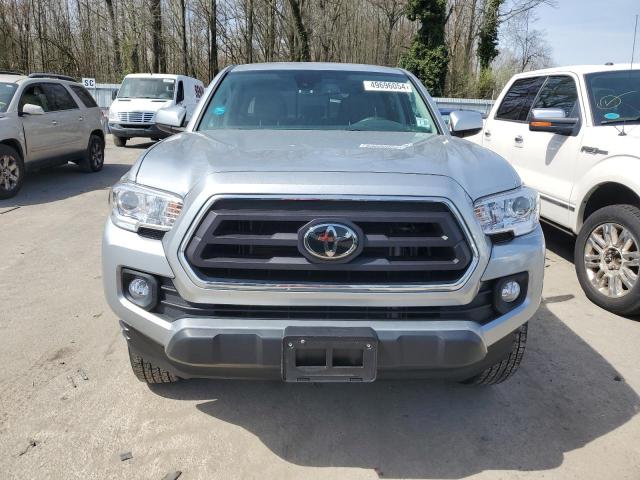 3TYCZ5AN5NT077949 - 2022 TOYOTA TACOMA DOUBLE CAB SILVER photo 5