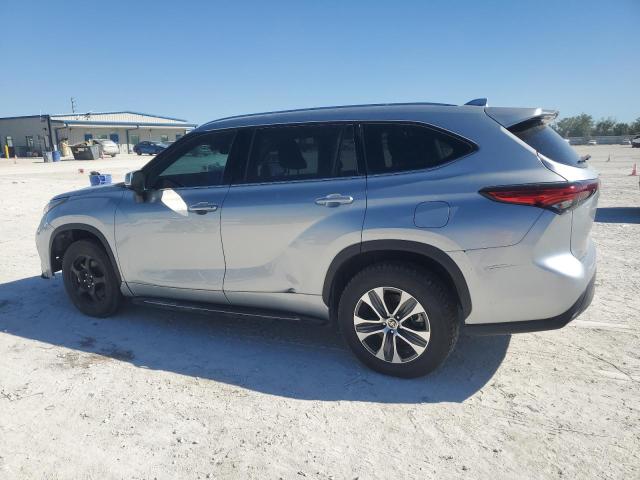 5TDGZRAH0MS537502 - 2021 TOYOTA HIGHLANDER XLE 银色 照片 2