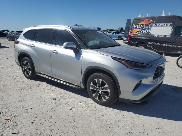 5TDGZRAH0MS537502 - 2021 TOYOTA HIGHLANDER XLE 银色 照片 4