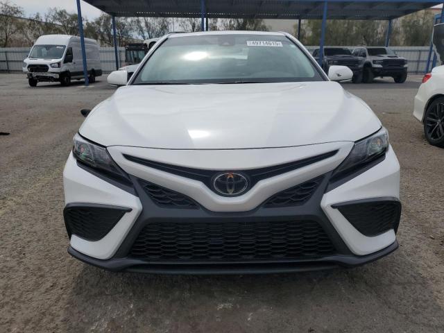 4T1S11AK8PU149931 - 2023 TOYOTA CAMRY SE NIGHT SHADE WHITE photo 5