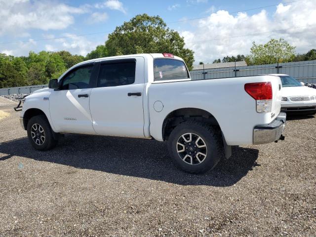 5TFDW5F18AX118139 - 2010 TOYOTA TUNDRA CREWMAX SR5 WHITE photo 2