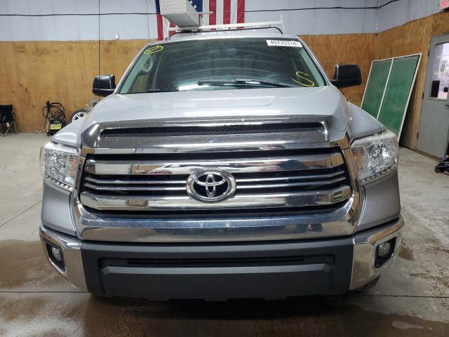 5TFUW5F18HX662053 - 2017 TOYOTA TUNDRA DOUBLE CAB SR/SR5 SILVER photo 5