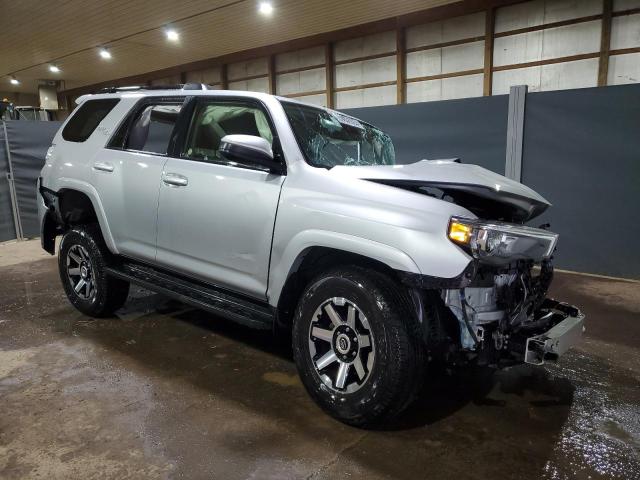 JTEPU5JR4N6061896 - 2022 TOYOTA 4RUNNER SR5/SR5 PREMIUM SILVER photo 4