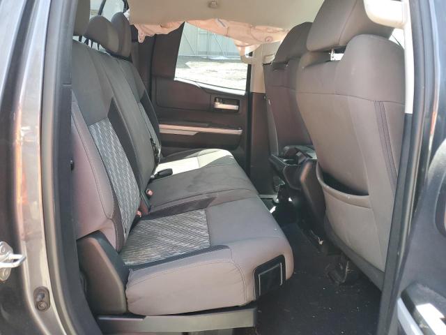 5TFUY5F1XJX736797 - 2018 TOYOTA TUNDRA DOUBLE CAB SR/SR5 GRAY photo 10