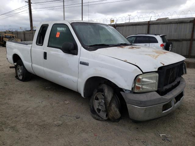 1FTNX20545EA35840 - 2005 FORD F250 SUPER DUTY WHITE photo 4