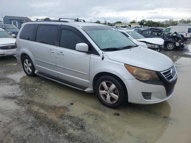 2V4RW3DG1BR643390 - 2011 VOLKSWAGEN ROUTAN SE SILVER photo 4