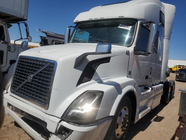 4V4NC9EH6FN915080 - 2015 VOLVO VN VNL WHITE photo 2