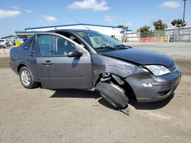 1FAFP34NX7W217985 - 2007 FORD FOCUS ZX4 GRAY photo 4