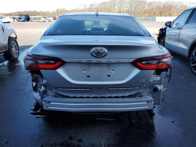 4T1C11AKXNU646397 - 2022 TOYOTA CAMRY LE SILVER photo 6