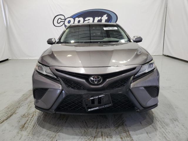 4T1B11HK0JU132621 - 2018 TOYOTA CAMRY L GRAY photo 5