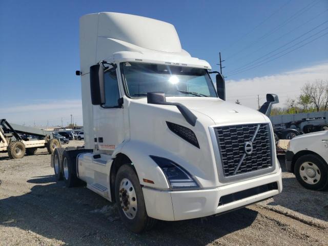 4V4WC9DH5KN223358 - 2019 VOLVO VNR WHITE photo 1