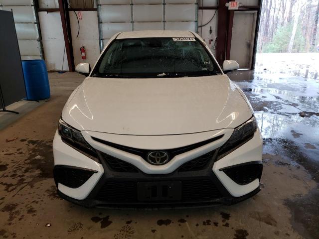 4T1G11AK4NU643061 - 2022 TOYOTA CAMRY SE WHITE photo 5