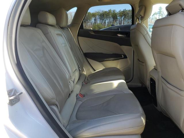 5LMCJ3D91HUL32322 - 2017 LINCOLN MKC RESERVE თეთრი ფოტო 11