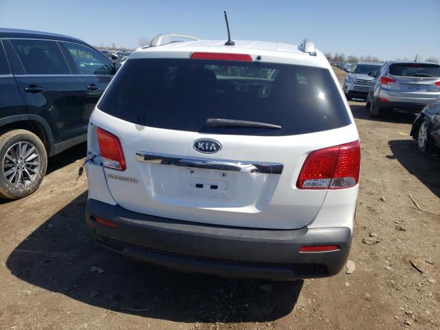 5XYKT4A27CG253225 - 2012 KIA SORENTO BASE WHITE photo 6