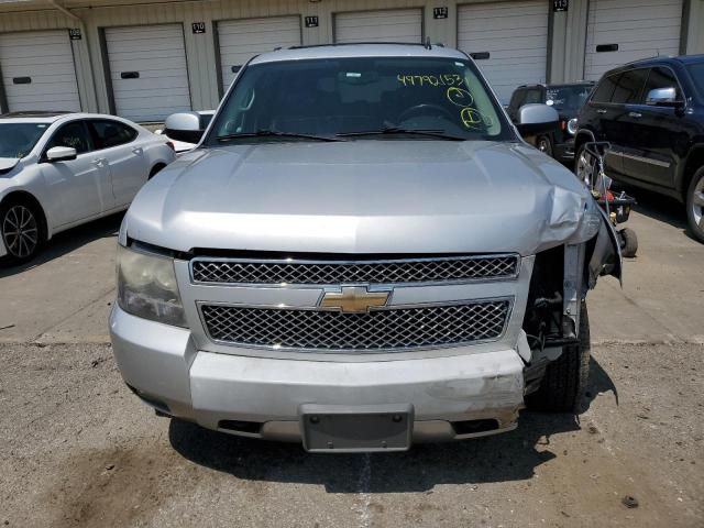 1GNUKJE35AR269765 - 2010 CHEVROLET SUBURBAN K1500 LT SILVER photo 5