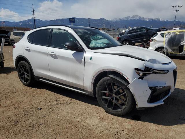 ZASPAKBN1K7C49862 - 2019 ALFA ROMEO STELVIO TI WHITE photo 4