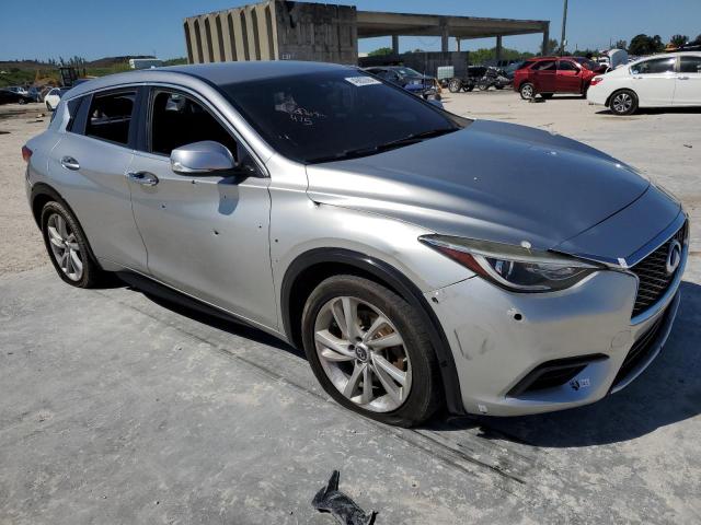 SJKCH5CP0JA056167 - 2018 INFINITI QX30 BASE Silber Foto 4