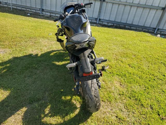 ML5EXER16SDAE5720 - 2025 KAWASAKI EX650 R 黑色 照片 4