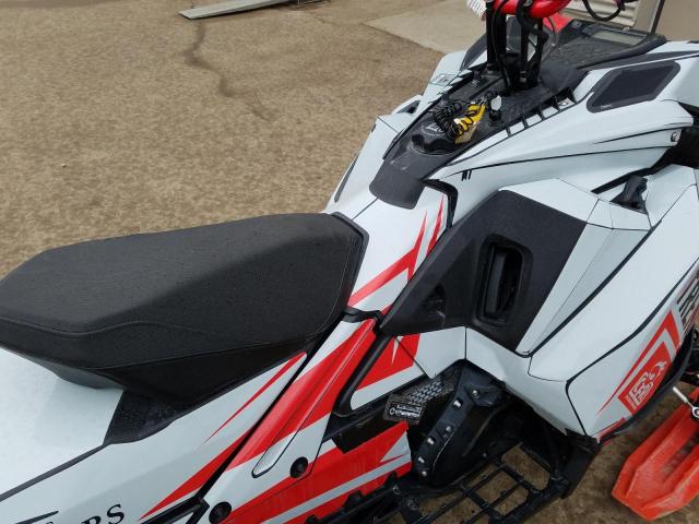 2BPSTGMA4MV000050 - 2021 SKI DOO SUMMIT X 8 WHITE photo 5