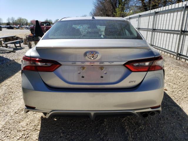 4T1G11AK8MU584952 - 2021 TOYOTA CAMRY SE SILVER photo 6