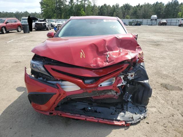 4T1G11AK5NU042502 - 2022 TOYOTA CAMRY LE SE RED photo 5