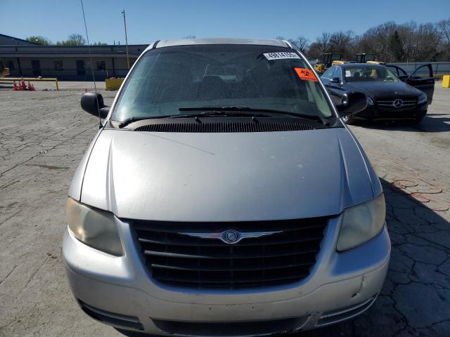 1C4GP45R15B331240 - 2005 CHRYSLER TOWN & COU 银色 照片 5