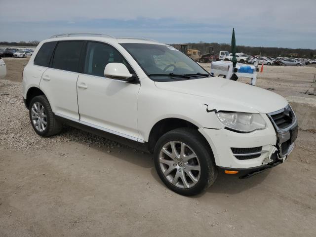 WVGBF7A91AD002424 - 2010 VOLKSWAGEN TOUAREG V6 WHITE photo 4