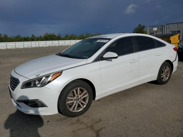 5NPE24AF2GH267261 - 2016 HYUNDAI SONATA SE WHITE photo 1