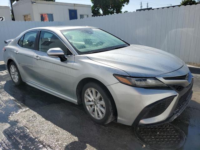 4T1S11AK1RU243314 - 2024 TOYOTA CAMRY SE NIGHT SHADE SILVER photo 4