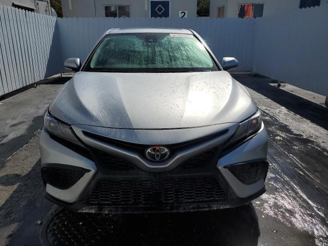 4T1S11AK1RU243314 - 2024 TOYOTA CAMRY SE NIGHT SHADE SILVER photo 5